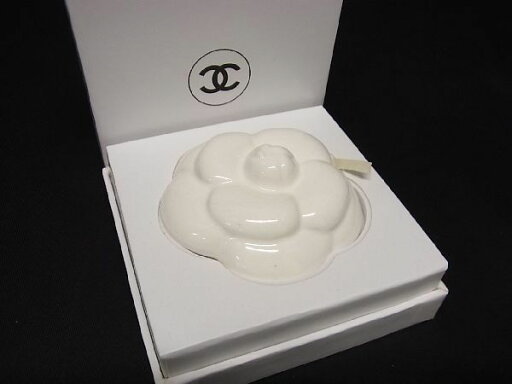 ■新品同様■ CHANEL シャネル カメリア ペーパーウェイト アロマプレート インテリア オブジェ 置物 ホワイト系 BD8276 ■新品同様■ CHANEL シャネル カメリア ペーパーウェイト アロマプレート インテリア オブジェ 置物 ホワイト系 BD8276