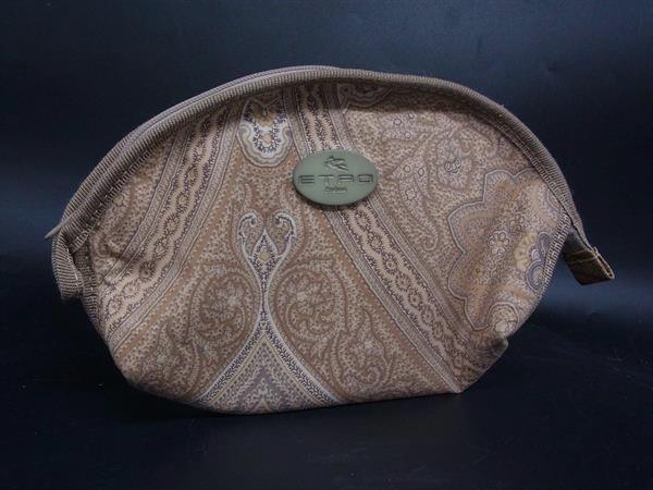商品情報 ブランド名 ETRO エトロ 状態ランク ABランク(美品) ライン カラーベージュ系 素材 ナイロン サイズ(cm) W 約19cm　H 約12cm　D 約3cm サイズ(inch) ポケット 付属品画像内にあるものが全てになります シリアル及び刻印 状態使用感小　擦れ　汚れ小　金具小傷　金具くすみ □□□　状態ランクについて　□□□ 【N】　新品 【S】　未使用品（展示品など） 【A】　傷汚れが少なく状態の良い商品 【B】　程よい使用感や多少の傷、汚れはあるが程度良好の商品 【C】　使用感の他、目立つ傷や汚れが見れる商品 【D】　かなり大きな痛みがある難あり商品 ※記載させていただきました状態説明・ランクは、あくまで弊社基準にて判断したものとなります。 その為、個人差による主観の差が生じる場合も御座いますので、あらかじめご了承頂いた上で、ご検討下さいませ。 pleasure（株式会社peace）が販売しています。 出品中の商品につきましては全て正規品(本物）でございます。 （古物許可証第305521507463東京都公安委員会）