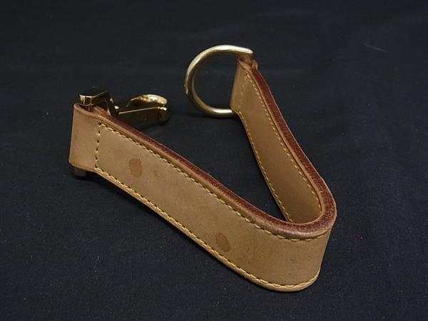商品情報 ブランド名 LOUIS VUITTON ルイヴィトン 状態ランク Bランク ライン カラーベージュ系 素材 レザー サイズ(cm) 全長:約30cm　幅:約2.3cm サイズ(inch) ポケット 付属品画像内にあるものが全てになります シリアル及び刻印 状態使用感小　擦れ小　汚れ　金具小傷金具くすみ小 □□□　状態ランクについて　□□□ 【N】　新品 【S】　未使用品（展示品など） 【A】　傷汚れが少なく状態の良い商品 【B】　程よい使用感や多少の傷、汚れはあるが程度良好の商品 【C】　使用感の他、目立つ傷や汚れが見れる商品 【D】　かなり大きな痛みがある難あり商品 ※記載させていただきました状態説明・ランクは、あくまで弊社基準にて判断したものとなります。 その為、個人差による主観の差が生じる場合も御座いますので、あらかじめご了承頂いた上で、ご検討下さいませ。 pleasure（株式会社peace）が販売しています。 出品中の商品につきましては全て正規品(本物）でございます。 （古物許可証第305521507463東京都公安委員会）