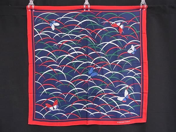 商品情報 ブランド名 HANAE MORI ハナエモリ 状態ランク Aランク(極美品) ライン カラーレッド系×ネイビー系 素材 シルク100% サイズ(cm) W 約78cm　H 約78cm サイズ(inch) ポケット 付属品画像内にあるものが全てになります シリアル及び刻印 状態使用感小　擦れ小 □□□　状態ランクについて　□□□ 【N】　新品 【S】　未使用品（展示品など） 【A】　傷汚れが少なく状態の良い商品 【B】　程よい使用感や多少の傷、汚れはあるが程度良好の商品 【C】　使用感の他、目立つ傷や汚れが見れる商品 【D】　かなり大きな痛みがある難あり商品 ※記載させていただきました状態説明・ランクは、あくまで弊社基準にて判断したものとなります。 その為、個人差による主観の差が生じる場合も御座いますので、あらかじめご了承頂いた上で、ご検討下さいませ。 pleasure（株式会社peace）が販売しています。 出品中の商品につきましては全て正規品(本物）でございます。 （古物許可証第305521507463東京都公安委員会）