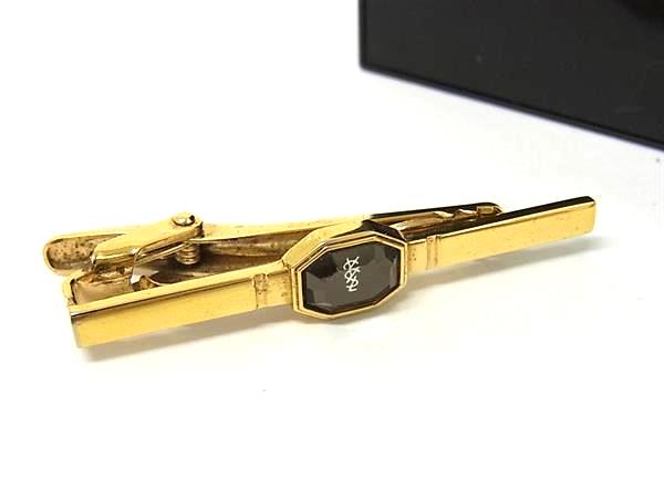商品情報 ブランド名 YVESSAINTLAURENT イヴサンローラン 状態ランク Bランク ライン カラーゴールド系×ブラック系 素材 サイズ(cm) 全長:約5.5cm サイズ(inch) ポケット 付属品画像内にあるものが全てになります シリアル及び刻印 状態使用感　擦れ歪み小　メッキ剥げ小 □□□　状態ランクについて　□□□ 【N】　新品 【S】　未使用品（展示品など） 【A】　傷汚れが少なく状態の良い商品 【B】　程よい使用感や多少の傷、汚れはあるが程度良好の商品 【C】　使用感の他、目立つ傷や汚れが見れる商品 【D】　かなり大きな痛みがある難あり商品 ※記載させていただきました状態説明・ランクは、あくまで弊社基準にて判断したものとなります。 その為、個人差による主観の差が生じる場合も御座いますので、あらかじめご了承頂いた上で、ご検討下さいませ。 pleasure（株式会社peace）が販売しています。 出品中の商品につきましては全て正規品(本物）でございます。 （古物許可証第305521507463東京都公安委員会）