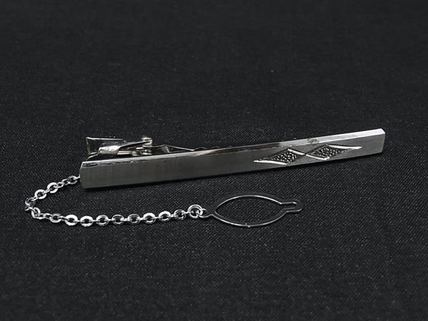 商品情報 ブランド名 状態ランク ABランク(美品) ライン カラーシルバー系 素材 SV925 サイズ(cm) 全長:約6cm　幅:約0.6cm サイズ(inch) ポケット 付属品画像内にあるものが全てになります シリアル及び刻印 状態使用感小　擦れ小　小傷くすみ小　青サビ小 □□□　状態ランクについて　□□□ 【N】　新品 【S】　未使用品（展示品など） 【A】　傷汚れが少なく状態の良い商品 【B】　程よい使用感や多少の傷、汚れはあるが程度良好の商品 【C】　使用感の他、目立つ傷や汚れが見れる商品 【D】　かなり大きな痛みがある難あり商品 ※記載させていただきました状態説明・ランクは、あくまで弊社基準にて判断したものとなります。 その為、個人差による主観の差が生じる場合も御座いますので、あらかじめご了承頂いた上で、ご検討下さいませ。 pleasure（株式会社peace）が販売しています。 出品中の商品につきましては全て正規品(本物）でございます。 （古物許可証第305521507463東京都公安委員会）