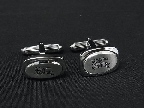 商品情報 ブランド名 Burberrys バーバリーズ 状態ランク Aランク(極美品) ライン カラーシルバー系 素材 サイズ(cm) W 約1.7cm　H 約1.3cm サイズ(inch) W 約0.67inch　H 約0.51inch ポケット 付属品画像内にあるものが全てになります シリアル及び刻印 状態擦れ小　小傷くすみ小 □□□　状態ランクについて　□□□ 【N】　新品 【S】　未使用品（展示品など） 【A】　傷汚れが少なく状態の良い商品 【B】　程よい使用感や多少の傷、汚れはあるが程度良好の商品 【C】　使用感の他、目立つ傷や汚れが見れる商品 【D】　かなり大きな痛みがある難あり商品 ※記載させていただきました状態説明・ランクは、あくまで弊社基準にて判断したものとなります。 その為、個人差による主観の差が生じる場合も御座いますので、あらかじめご了承頂いた上で、ご検討下さいませ。 pleasure（株式会社peace）が販売しています。 出品中の商品につきましては全て正規品(本物）でございます。 （古物許可証第305521507463東京都公安委員会）