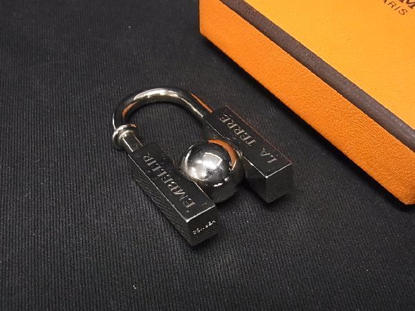 ■美品■ HERMES エルメス 未知なる地球の美を求めて 2001年限定 カデナ チャーム ペンダントトップ シルバー系 AN8487