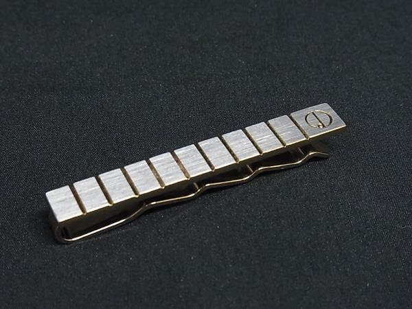 商品情報 ブランド名 dunhill ダンヒル 状態ランク Bランク ライン カラーゴールド系 素材 サイズ(cm) 全長:約5.3cm サイズ(inch) 全長:約2.09inch ポケット 付属品画像内にあるものが全てになります シリアル及び刻印 状態使用感　擦れ小　小傷ピン歪み　くすみ小 □□□　状態ランクについて　□□□ 【N】　新品 【S】　未使用品（展示品など） 【A】　傷汚れが少なく状態の良い商品 【B】　程よい使用感や多少の傷、汚れはあるが程度良好の商品 【C】　使用感の他、目立つ傷や汚れが見れる商品 【D】　かなり大きな痛みがある難あり商品 ※記載させていただきました状態説明・ランクは、あくまで弊社基準にて判断したものとなります。 その為、個人差による主観の差が生じる場合も御座いますので、あらかじめご了承頂いた上で、ご検討下さいませ。 pleasure（株式会社peace）が販売しています。 出品中の商品につきましては全て正規品(本物）でございます。 （古物許可証第305521507463東京都公安委員会）