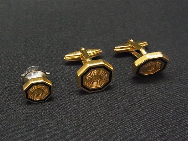 商品情報 ブランド名 dunhill ダンヒル 状態ランク AB(美品)ランク～BCランク ライン カラーゴールド系 素材 サイズ(cm) カフスボタン:W 約1.5cm　H 約1.5cmピンバッジ:W 約1.1cm　H 約1.1cm サイズ(inch) ポケット 付属品画像内にあるものが全てになります シリアル及び刻印 状態使用感　擦れ小　くすみチェーン切れ □□□　状態ランクについて　□□□ 【N】　新品 【S】　未使用品（展示品など） 【A】　傷汚れが少なく状態の良い商品 【B】　程よい使用感や多少の傷、汚れはあるが程度良好の商品 【C】　使用感の他、目立つ傷や汚れが見れる商品 【D】　かなり大きな痛みがある難あり商品 ※記載させていただきました状態説明・ランクは、あくまで弊社基準にて判断したものとなります。 その為、個人差による主観の差が生じる場合も御座いますので、あらかじめご了承頂いた上で、ご検討下さいませ。 pleasure（株式会社peace）が販売しています。 出品中の商品につきましては全て正規品(本物）でございます。 （古物許可証第305521507463東京都公安委員会）