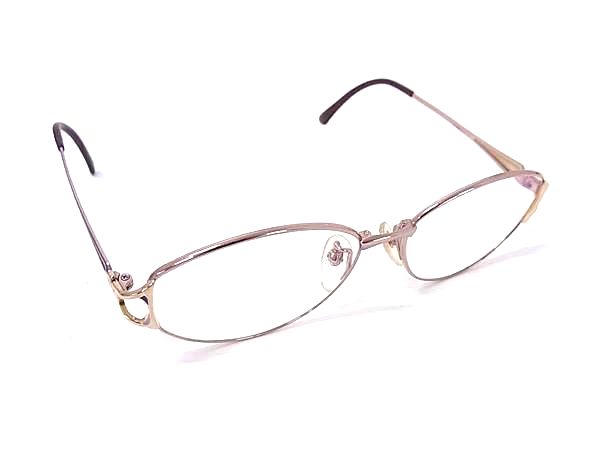 商品情報 ブランド名 YVESSAINTLAURENT イヴサンローラン 状態ランク Bランク ライン カラーパープル系×レンズ クリア 素材 サイズ(cm) フレーム 約13.5cm　テンプル 約12.5cm　レンズ 縦 約4cm　横 約5.3cm サイズ(inch) ポケット 付属品画像内にあるものが全てになります シリアル及び刻印 状態使用感　擦れ度数不明　現状渡し　歪み小 □□□　状態ランクについて　□□□ 【N】　新品 【S】　未使用品（展示品など） 【A】　傷汚れが少なく状態の良い商品 【B】　程よい使用感や多少の傷、汚れはあるが程度良好の商品 【C】　使用感の他、目立つ傷や汚れが見れる商品 【D】　かなり大きな痛みがある難あり商品 ※記載させていただきました状態説明・ランクは、あくまで弊社基準にて判断したものとなります。 その為、個人差による主観の差が生じる場合も御座いますので、あらかじめご了承頂いた上で、ご検討下さいませ。 pleasure（株式会社peace）が販売しています。 出品中の商品につきましては全て正規品(本物）でございます。 （古物許可証第305521507463東京都公安委員会）
