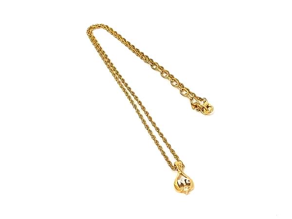 商品情報 ブランド名 NINA RICCI ニナリッチ 状態ランク Aランク(美品) ライン カラーゴールド系 素材 サイズ(cm) 全長:約44.5cmトップ:W 約0.8cm　H 約1.6cm サイズ(inch) 全長:約17.52inch ポケット 付属品画像内にあるものが全てになります シリアル及び刻印 状態使用感　擦れ小　くすみ □□□　状態ランクについて　□□□ 【N】　新品 【S】　未使用品（展示品など） 【A】　傷汚れが少なく状態の良い商品 【B】　程よい使用感や多少の傷、汚れはあるが程度良好の商品 【C】　使用感の他、目立つ傷や汚れが見れる商品 【D】　かなり大きな痛みがある難あり商品 ※記載させていただきました状態説明・ランクは、あくまで弊社基準にて判断したものとなります。 その為、個人差による主観の差が生じる場合も御座いますので、あらかじめご了承頂いた上で、ご検討下さいませ。 pleasure（株式会社peace）が販売しています。 出品中の商品につきましては全て正規品(本物）でございます。 （古物許可証第305521507463東京都公安委員会）