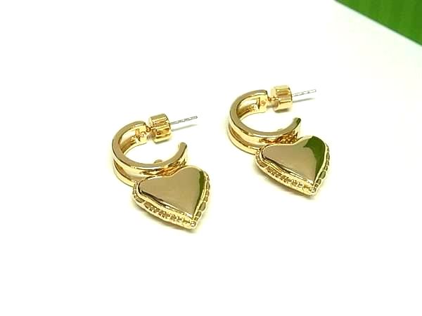 商品情報 ブランド名 kate spade ケイトスペード 状態ランク Aランク(極美品) ライン カラーゴールド系 素材 サイズ(cm) W 約2.2cm　H 約3.3cm サイズ(inch) ポケット 付属品画像内にあるものが全てになります シリアル及び刻印 状態擦れ小　小傷　くすみ □□□　状態ランクについて　□□□ 【N】　新品 【S】　未使用品（展示品など） 【A】　傷汚れが少なく状態の良い商品 【B】　程よい使用感や多少の傷、汚れはあるが程度良好の商品 【C】　使用感の他、目立つ傷や汚れが見れる商品 【D】　かなり大きな痛みがある難あり商品 ※記載させていただきました状態説明・ランクは、あくまで弊社基準にて判断したものとなります。 その為、個人差による主観の差が生じる場合も御座いますので、あらかじめご了承頂いた上で、ご検討下さいませ。 pleasure（株式会社peace）が販売しています。 出品中の商品につきましては全て正規品(本物）でございます。 （古物許可証第305521507463東京都公安委員会）