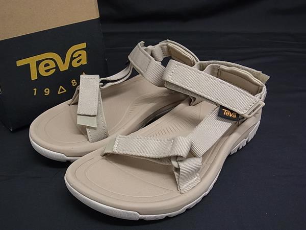 商品情報 ブランド名 Teva テバ 状態ランク SAランク(新品同様) ライン カラーベージュ系 素材 キャンバス サイズ 表記サイズ:23.0cm実寸サイズ:アウトソール 約25.5cm　踵の高さ 約3.5cm　最大幅 約10.5cm ポケット 付属品画像内にあるものが全てになります シリアル及び刻印 状態擦れ小　汚れ小付属箱素材破れ等 □□□　状態ランクについて　□□□ 【N】　新品 【S】　未使用品（展示品など） 【A】　傷汚れが少なく状態の良い商品 【B】　程よい使用感や多少の傷、汚れはあるが程度良好の商品 【C】　使用感の他、目立つ傷や汚れが見れる商品 【D】　かなり大きな痛みがある難あり商品 ※記載させていただきました状態説明・ランクは、あくまで弊社基準にて判断したものとなります。 その為、個人差による主観の差が生じる場合も御座いますので、あらかじめご了承頂いた上で、ご検討下さいませ。 pleasure（株式会社peace）が販売しています。 出品中の商品につきましては全て正規品(本物）でございます。 （古物許可証第305521507463東京都公安委員会）