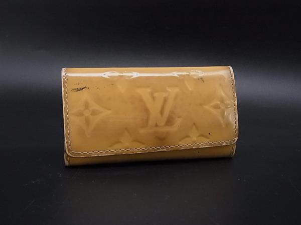 商品情報 ブランド名 LOUIS VUITTON ルイヴィトン 状態ランク Bランク ラインモノグラムヴェルニ カラーペルル(イエロー系) 素材 サイズ(cm) W 約10.5cm　H 約6cm　D 約1cm サイズ(inch) W 約4.13inch　H 約2.36inch　D 約0.39inch ポケット 付属品画像内にあるものが全てになります シリアル及び刻印TN0124 状態使用感　擦れ　汚れ　金具小傷　金具くすみ角・縁剥がれ　色変わり □□□　状態ランクについて　□□□ 【N】　新品 【S】　未使用品（展示品など） 【A】　傷汚れが少なく状態の良い商品 【B】　程よい使用感や多少の傷、汚れはあるが程度良好の商品 【C】　使用感の他、目立つ傷や汚れが見れる商品 【D】　かなり大きな痛みがある難あり商品 ※記載させていただきました状態説明・ランクは、あくまで弊社基準にて判断したものとなります。 その為、個人差による主観の差が生じる場合も御座いますので、あらかじめご了承頂いた上で、ご検討下さいませ。 pleasure（株式会社peace）が販売しています。 出品中の商品につきましては全て正規品(本物）でございます。 （古物許可証第305521507463東京都公安委員会）
