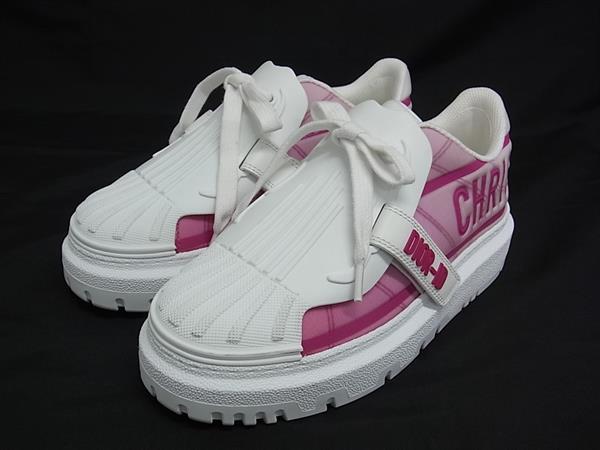 商品情報 ブランド名 ChristianDior クリスチャンディオール 状態ランク Aランク(極美品) ライン カラーホワイト系×ピンク系 素材 テクニカルファブリック×ラバー サイズ 表記サイズ:35 (日本サイズ 約22.0cm)実寸:アウトソール 約26cm　踵の高さ 約4cm　最大幅 約10cm ポケット 付属品画像内にあるものが全てになります シリアル及び刻印 状態使用感小　擦れ小　汚れ小 □□□　状態ランクについて　□□□ 【N】　新品 【S】　未使用品（展示品など） 【A】　傷汚れが少なく状態の良い商品 【B】　程よい使用感や多少の傷、汚れはあるが程度良好の商品 【C】　使用感の他、目立つ傷や汚れが見れる商品 【D】　かなり大きな痛みがある難あり商品 ※記載させていただきました状態説明・ランクは、あくまで弊社基準にて判断したものとなります。 その為、個人差による主観の差が生じる場合も御座いますので、あらかじめご了承頂いた上で、ご検討下さいませ。 pleasure（株式会社peace）が販売しています。 出品中の商品につきましては全て正規品(本物）でございます。 （古物許可証第305521507463東京都公安委員会）