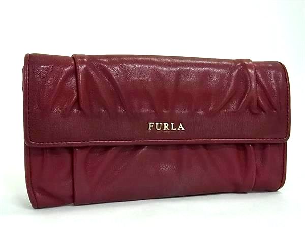 商品情報 ブランド名 FURLA フルラ 状態ランク Bランク ライン カラーボルドー系 素材 レザー サイズ(cm) W 約19.5cm　H 約10.5cm　D 約2.5cm サイズ(inch) W 約7.68inch　H 約4.13inch　D 約0.98inch ポケット中 ポケット×4　札入れ×2　小銭入れ×1　カード入れ×10以上 付属品画像内にあるものが全てになります シリアル及び刻印 状態使用感　擦れ　汚れ小ホック不良 □□□　状態ランクについて　□□□ 【N】　新品 【S】　未使用品（展示品など） 【A】　傷汚れが少なく状態の良い商品 【B】　程よい使用感や多少の傷、汚れはあるが程度良好の商品 【C】　使用感の他、目立つ傷や汚れが見れる商品 【D】　かなり大きな痛みがある難あり商品 ※記載させていただきました状態説明・ランクは、あくまで弊社基準にて判断したものとなります。 その為、個人差による主観の差が生じる場合も御座いますので、あらかじめご了承頂いた上で、ご検討下さいませ。 pleasure（株式会社peace）が販売しています。 出品中の商品につきましては全て正規品(本物）でございます。 （古物許可証第305521507463東京都公安委員会）
