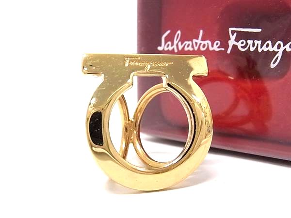 商品情報 ブランド名 Salvatore Ferragamo フェラガモ 状態ランク SAランク(新品同様) ライン カラーゴールド系 素材 サイズ(cm) W 約2.8cm　H 約3cm サイズ(inch) W 約1.10inch　H 約1.18inch ポケット 付属品画像内にあるものが全てになります シリアル及び刻印 状態擦れ小 □□□　状態ランクについて　□□□ 【N】　新品 【S】　未使用品（展示品など） 【A】　傷汚れが少なく状態の良い商品 【B】　程よい使用感や多少の傷、汚れはあるが程度良好の商品 【C】　使用感の他、目立つ傷や汚れが見れる商品 【D】　かなり大きな痛みがある難あり商品 ※記載させていただきました状態説明・ランクは、あくまで弊社基準にて判断したものとなります。 その為、個人差による主観の差が生じる場合も御座いますので、あらかじめご了承頂いた上で、ご検討下さいませ。 pleasure（株式会社peace）が販売しています。 出品中の商品につきましては全て正規品(本物）でございます。 （古物許可証第305521507463東京都公安委員会）