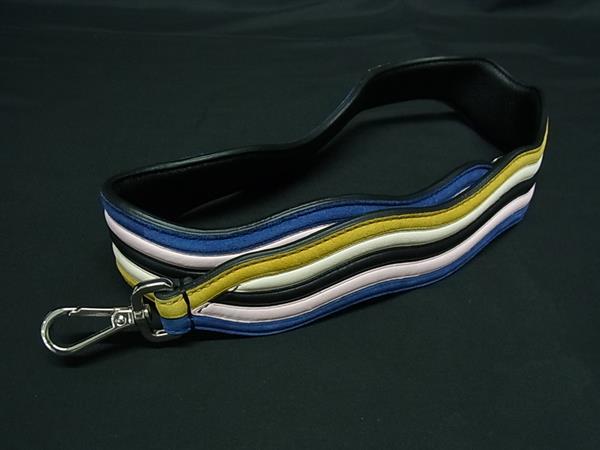 商品情報 ブランド名 FENDI フェンディ 状態ランク ABランク(美品) ライン カラーマルチカラー 素材 レザー サイズ(cm) 全長:約88.5cm 幅:約4cm サイズ(inch) ポケット 付属品画像内にあるものが全てになります シリアル及び刻印 状態使用感小　擦れ　汚れ小 □□□　状態ランクについて　□□□ 【N】　新品 【S】　未使用品（展示品など） 【A】　傷汚れが少なく状態の良い商品 【B】　程よい使用感や多少の傷、汚れはあるが程度良好の商品 【C】　使用感の他、目立つ傷や汚れが見れる商品 【D】　かなり大きな痛みがある難あり商品 ※記載させていただきました状態説明・ランクは、あくまで弊社基準にて判断したものとなります。 その為、個人差による主観の差が生じる場合も御座いますので、あらかじめご了承頂いた上で、ご検討下さいませ。 pleasure（株式会社peace）が販売しています。 出品中の商品につきましては全て正規品(本物）でございます。 （古物許可証第305521507463東京都公安委員会）