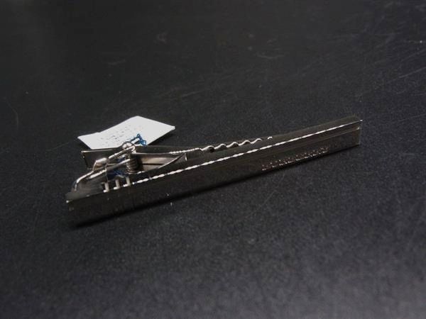 商品情報 ブランド名 BURBERRY バーバリー 状態ランク Aランク(美品) ライン カラーシルバー系 素材 サイズ(cm) 全長:約6cm サイズ(inch) 全長:約2.36inch ポケット 付属品画像内にあるものが全てになります シリアル及び刻印 状態使用感小　汚れ小　小傷くすみ小 □□□　状態ランクについて　□□□ 【N】　新品 【S】　未使用品（展示品など） 【A】　傷汚れが少なく状態の良い商品 【B】　程よい使用感や多少の傷、汚れはあるが程度良好の商品 【C】　使用感の他、目立つ傷や汚れが見れる商品 【D】　かなり大きな痛みがある難あり商品 ※記載させていただきました状態説明・ランクは、あくまで弊社基準にて判断したものとなります。 その為、個人差による主観の差が生じる場合も御座いますので、あらかじめご了承頂いた上で、ご検討下さいませ。 pleasure（株式会社peace）が販売しています。 出品中の商品につきましては全て正規品(本物）でございます。 （古物許可証第305521507463東京都公安委員会）