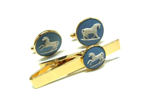 ■美品■ WEDGWOOD ウェッジウッド ネクタイピン カフスボタン アクセサリー ビジネス 紳士 メンズ 2点セット ライトブルー系 DI6870