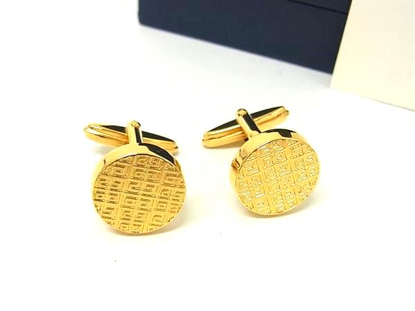 商品情報 ブランド名 GIVENCHY ジバンシィ 状態ランク Aランク(美品) ライン カラーゴールド系 素材 サイズ(cm) W 約1.4cm　H 約1cm サイズ(inch) W 約0.55inch　H 約0.39inch ポケット 付属品画像内にあるものが全てになります シリアル及び刻印 状態使用感小　擦れ小 □□□　状態ランクについて　□□□ 【N】　新品 【S】　未使用品（展示品など） 【A】　傷汚れが少なく状態の良い商品 【B】　程よい使用感や多少の傷、汚れはあるが程度良好の商品 【C】　使用感の他、目立つ傷や汚れが見れる商品 【D】　かなり大きな痛みがある難あり商品 ※記載させていただきました状態説明・ランクは、あくまで弊社基準にて判断したものとなります。 その為、個人差による主観の差が生じる場合も御座いますので、あらかじめご了承頂いた上で、ご検討下さいませ。 pleasure（株式会社peace）が販売しています。 出品中の商品につきましては全て正規品(本物）でございます。 （古物許可証第305521507463東京都公安委員会）