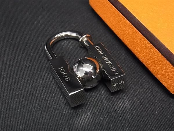 ■美品■ HERMES エルメス L&#039;HOMME PEUT EMBELLIR LA TERRE 未知なる地球の美を求めて 2001年限定 カデナ チャーム シルバー系 AX0942