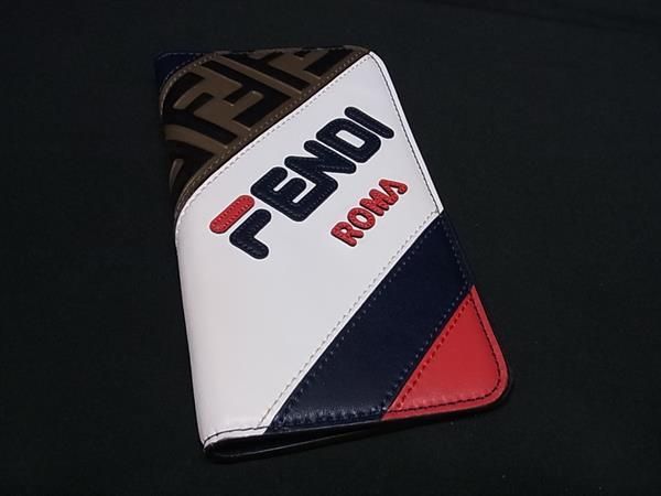 ■美品■ FENDI フェンディ フィラコラボ ズッカ柄 レザー iPhoneX/XS 対応 アイフォンケース スマホケース ホワイト系 BF6207