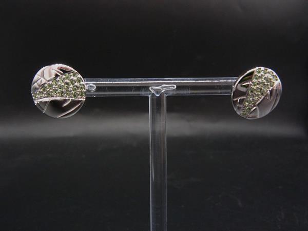 商品情報 ブランド名 SWAROVSKI スワロフスキー 状態ランク ABランク ライン カラーシルバー系×グリーン系 素材 サイズ(cm) W 約1.5cm　H 約1.5cm サイズ(inch) W 約0.59inch　H 約0.59inch ポケット 付属品画像内にあるものが全てになります シリアル及び刻印 状態使用感　擦れ　小傷　くすみ □□□　状態ランクについて　□□□ 【N】　新品 【S】　未使用品（展示品など） 【A】　傷汚れが少なく状態の良い商品 【B】　程よい使用感や多少の傷、汚れはあるが程度良好の商品 【C】　使用感の他、目立つ傷や汚れが見れる商品 【D】　かなり大きな痛みがある難あり商品 ※記載させていただきました状態説明・ランクは、あくまで弊社基準にて判断したものとなります。 その為、個人差による主観の差が生じる場合も御座いますので、あらかじめご了承頂いた上で、ご検討下さいませ。 pleasure（株式会社peace）が販売しています。 出品中の商品につきましては全て正規品(本物）でございます。 （古物許可証第305521507463東京都公安委員会）