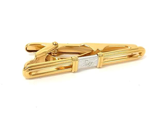 商品情報 ブランド名 ChristianDior クリスチャンディオール 状態ランク Aランク(美品) ライン カラーゴールド系 素材 サイズ(cm) 全長:約5cm サイズ(inch) 全長:約1.97inch ポケット 付属品画像内にあるものが全てになります シリアル及び刻印 状態使用感小　擦れ小 □□□　状態ランクについて　□□□ 【N】　新品 【S】　未使用品（展示品など） 【A】　傷汚れが少なく状態の良い商品 【B】　程よい使用感や多少の傷、汚れはあるが程度良好の商品 【C】　使用感の他、目立つ傷や汚れが見れる商品 【D】　かなり大きな痛みがある難あり商品 ※記載させていただきました状態説明・ランクは、あくまで弊社基準にて判断したものとなります。 その為、個人差による主観の差が生じる場合も御座いますので、あらかじめご了承頂いた上で、ご検討下さいませ。 pleasure（株式会社peace）が販売しています。 出品中の商品につきましては全て正規品(本物）でございます。 （古物許可証第305521507463東京都公安委員会）