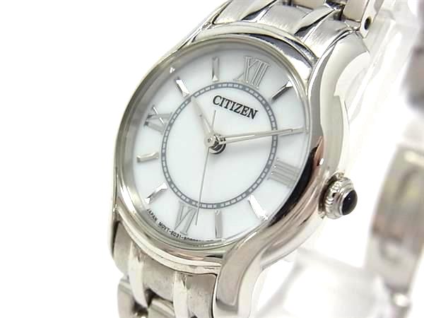商品情報 ブランド名 CITIZEN シチズン 状態ランク Aランク(美品) ライン カラーシルバー系 素材 SS サイズ(cm) フェイス 縦 約2.3cm　横 約2.3cm(リューズ含まず)　ブレス幅 約1.8cm　腕周り 約12.5cm サイズ(inch) ポケット 付属品画像内にあるものが全てになります シリアル及び刻印 状態使用感小　擦れ小くすみ小　動作確認済み　日差不明　現状渡し □□□　状態ランクについて　□□□ 【N】　新品 【S】　未使用品（展示品など） 【A】　傷汚れが少なく状態の良い商品 【B】　程よい使用感や多少の傷、汚れはあるが程度良好の商品 【C】　使用感の他、目立つ傷や汚れが見れる商品 【D】　かなり大きな痛みがある難あり商品 ※記載させていただきました状態説明・ランクは、あくまで弊社基準にて判断したものとなります。 その為、個人差による主観の差が生じる場合も御座いますので、あらかじめご了承頂いた上で、ご検討下さいませ。 pleasure（株式会社peace）が販売しています。 出品中の商品につきましては全て正規品(本物）でございます。 （古物許可証第305521507463東京都公安委員会）