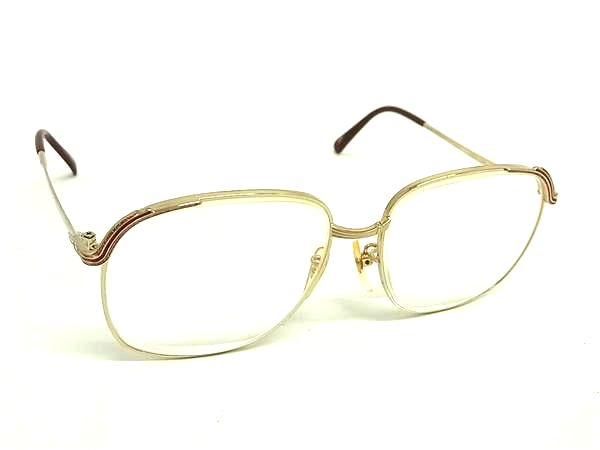商品情報 ブランド名 Roberta di Camerino ロベルタ ディ カメリーノ 状態ランク ABランク(美品) ライン カラーゴールド系×レンズ クリア 素材 サイズ(cm) フレーム 約12.4cm　テンプル 約13.3cm　レンズ 縦 約4.7cm　横 約5cm サイズ(inch) ポケット 付属品画像内にあるものが全てになります シリアル及び刻印 状態使用感小　擦れ小レンズ小傷　歪み小　鼻当て色変わり小　度数不明　現状渡し □□□　状態ランクについて　□□□ 【N】　新品 【S】　未使用品（展示品など） 【A】　傷汚れが少なく状態の良い商品 【B】　程よい使用感や多少の傷、汚れはあるが程度良好の商品 【C】　使用感の他、目立つ傷や汚れが見れる商品 【D】　かなり大きな痛みがある難あり商品 ※記載させていただきました状態説明・ランクは、あくまで弊社基準にて判断したものとなります。 その為、個人差による主観の差が生じる場合も御座いますので、あらかじめご了承頂いた上で、ご検討下さいませ。 pleasure（株式会社peace）が販売しています。 出品中の商品につきましては全て正規品(本物）でございます。 （古物許可証第305521507463東京都公安委員会）