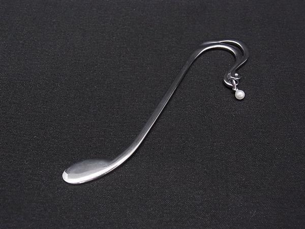 商品情報 ブランド名 MIKIMOTO ミキモト 状態ランク Aランク(美品) ライン カラーシルバー系 素材 サイズ(cm) 全長:約9.5cmパール:約5mm サイズ(inch) 全長:約3.74inch ポケット 付属品画像内にあるものが全てになります シリアル及び刻印 状態使用感小　擦れ小　小傷 □□□　状態ランクについて　□□□ 【N】　新品 【S】　未使用品（展示品など） 【A】　傷汚れが少なく状態の良い商品 【B】　程よい使用感や多少の傷、汚れはあるが程度良好の商品 【C】　使用感の他、目立つ傷や汚れが見れる商品 【D】　かなり大きな痛みがある難あり商品 ※記載させていただきました状態説明・ランクは、あくまで弊社基準にて判断したものとなります。 その為、個人差による主観の差が生じる場合も御座いますので、あらかじめご了承頂いた上で、ご検討下さいませ。 pleasure（株式会社peace）が販売しています。 出品中の商品につきましては全て正規品(本物）でございます。 （古物許可証第305521507463東京都公安委員会）