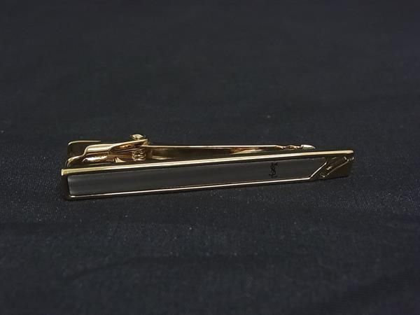 商品情報 ブランド名 YVESSAINTLAURENT イヴサンローラン 状態ランク ABランク(美品) ライン カラーゴールド系×シルバー系 素材 サイズ(cm) 全長:約5cm サイズ(inch) 全長:約1.97inch ポケット 付属品画像内にあるものが全てになります シリアル及び刻印 状態使用感　擦れ小　小傷歪み小 □□□　状態ランクについて　□□□ 【N】　新品 【S】　未使用品（展示品など） 【A】　傷汚れが少なく状態の良い商品 【B】　程よい使用感や多少の傷、汚れはあるが程度良好の商品 【C】　使用感の他、目立つ傷や汚れが見れる商品 【D】　かなり大きな痛みがある難あり商品 ※記載させていただきました状態説明・ランクは、あくまで弊社基準にて判断したものとなります。 その為、個人差による主観の差が生じる場合も御座いますので、あらかじめご了承頂いた上で、ご検討下さいませ。 pleasure（株式会社peace）が販売しています。 出品中の商品につきましては全て正規品(本物）でございます。 （古物許可証第305521507463東京都公安委員会）