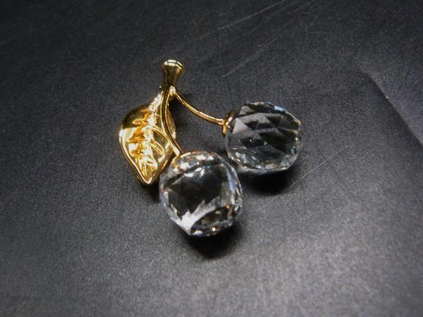商品情報 ブランド名 SWAROVSKI スワロフスキー 状態ランク ABランク ライン カラーゴールド系×クリア 素材 サイズ(cm) W 約3cm　H 約3.5cm サイズ(inch) W 約1.18inch　H 約1.38inch ポケット 付属品画像内にあるものが全てになります シリアル及び刻印 状態使用感　擦れ　小傷　くすみ □□□　状態ランクについて　□□□ 【N】　新品 【S】　未使用品（展示品など） 【A】　傷汚れが少なく状態の良い商品 【B】　程よい使用感や多少の傷、汚れはあるが程度良好の商品 【C】　使用感の他、目立つ傷や汚れが見れる商品 【D】　かなり大きな痛みがある難あり商品 ※記載させていただきました状態説明・ランクは、あくまで弊社基準にて判断したものとなります。 その為、個人差による主観の差が生じる場合も御座いますので、あらかじめご了承頂いた上で、ご検討下さいませ。 pleasure（株式会社peace）が販売しています。 出品中の商品につきましては全て正規品(本物）でございます。 （古物許可証第305521507463東京都公安委員会）