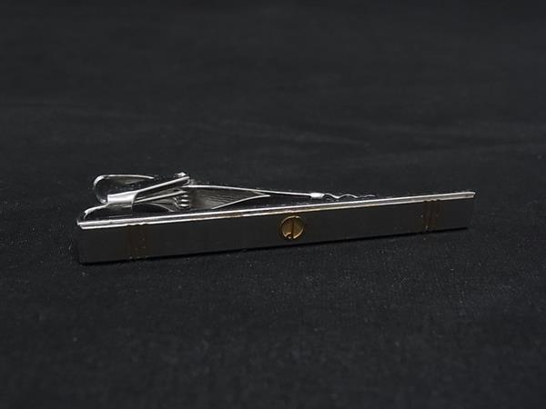 商品情報 ブランド名 dunhill ダンヒル 状態ランク Bランク ライン カラーシルバー系×ゴールド系 素材 サイズ(cm) 全長:約5.6cm サイズ(inch) 全長:約2.20inch ポケット 付属品画像内にあるものが全てになります シリアル及び刻印 状態使用感　擦れ小　小傷 □□□　状態ランクについて　□□□ 【N】　新品 【S】　未使用品（展示品など） 【A】　傷汚れが少なく状態の良い商品 【B】　程よい使用感や多少の傷、汚れはあるが程度良好の商品 【C】　使用感の他、目立つ傷や汚れが見れる商品 【D】　かなり大きな痛みがある難あり商品 ※記載させていただきました状態説明・ランクは、あくまで弊社基準にて判断したものとなります。 その為、個人差による主観の差が生じる場合も御座いますので、あらかじめご了承頂いた上で、ご検討下さいませ。 pleasure（株式会社peace）が販売しています。 出品中の商品につきましては全て正規品(本物）でございます。 （古物許可証第305521507463東京都公安委員会）