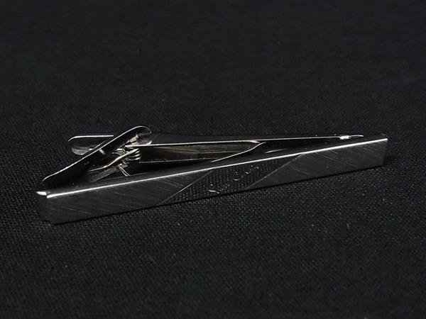 商品情報 ブランド名 pierre cardin ピエールカルダン 状態ランク Aランク(美品) ライン カラーシルバー系 素材 サイズ(cm) 全長:約5.3cm サイズ(inch) 全長:約2.09inch ポケット 付属品画像内にあるものが全てになります シリアル及び刻印 状態使用感小　擦れ小 □□□　状態ランクについて　□□□ 【N】　新品 【S】　未使用品（展示品など） 【A】　傷汚れが少なく状態の良い商品 【B】　程よい使用感や多少の傷、汚れはあるが程度良好の商品 【C】　使用感の他、目立つ傷や汚れが見れる商品 【D】　かなり大きな痛みがある難あり商品 ※記載させていただきました状態説明・ランクは、あくまで弊社基準にて判断したものとなります。 その為、個人差による主観の差が生じる場合も御座いますので、あらかじめご了承頂いた上で、ご検討下さいませ。 pleasure（株式会社peace）が販売しています。 出品中の商品につきましては全て正規品(本物）でございます。 （古物許可証第305521507463東京都公安委員会）