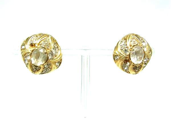 商品情報 ブランド名 NINA RICCI ニナリッチ 状態ランク Bランク ライン カラーゴールド系 素材 サイズ(cm) W 約2.5cm　H 約2.5cm サイズ(inch) W 約0.98inch　H 約0.98inch ポケット 付属品画像内にあるものが全てになります シリアル及び刻印 状態使用感　擦れ　小傷　くすみラインストーン取れ □□□　状態ランクについて　□□□ 【N】　新品 【S】　未使用品（展示品など） 【A】　傷汚れが少なく状態の良い商品 【B】　程よい使用感や多少の傷、汚れはあるが程度良好の商品 【C】　使用感の他、目立つ傷や汚れが見れる商品 【D】　かなり大きな痛みがある難あり商品 ※記載させていただきました状態説明・ランクは、あくまで弊社基準にて判断したものとなります。 その為、個人差による主観の差が生じる場合も御座いますので、あらかじめご了承頂いた上で、ご検討下さいませ。 pleasure（株式会社peace）が販売しています。 出品中の商品につきましては全て正規品(本物）でございます。 （古物許可証第305521507463東京都公安委員会）