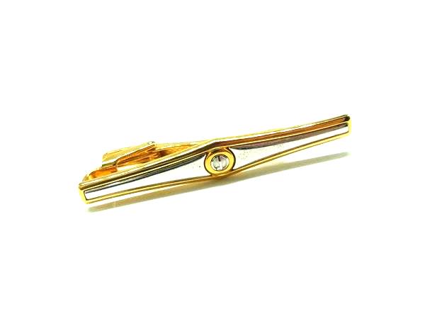 商品情報 ブランド名 dunhill ダンヒル 状態ランク ABランク ライン カラーゴールド系×シルバー系 素材 サイズ(cm) 全長:約6cm サイズ(inch) 全長:約2.36inch ポケット 付属品画像内にあるものが全てになります シリアル及び刻印 状態使用感　汚れ小　小傷　くすみ □□□　状態ランクについて　□□□ 【N】　新品 【S】　未使用品（展示品など） 【A】　傷汚れが少なく状態の良い商品 【B】　程よい使用感や多少の傷、汚れはあるが程度良好の商品 【C】　使用感の他、目立つ傷や汚れが見れる商品 【D】　かなり大きな痛みがある難あり商品 ※記載させていただきました状態説明・ランクは、あくまで弊社基準にて判断したものとなります。 その為、個人差による主観の差が生じる場合も御座いますので、あらかじめご了承頂いた上で、ご検討下さいませ。 pleasure（株式会社peace）が販売しています。 出品中の商品につきましては全て正規品(本物）でございます。 （古物許可証第305521507463東京都公安委員会）