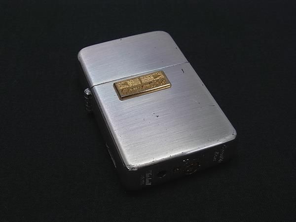 商品情報 ブランド名 Windmill ウィンドミル 状態ランク Bランク ライン カラーシルバー系 素材 サイズ(cm) W 約3.8cm　H 約5.6cm　D 約1.3cm サイズ(inch) W 約1.50inch　H 約2.20inch　D 約0.51inch ポケット 付属品画像内にあるものが全てになります シリアル及び刻印 状態使用感　擦れ着火未確認　着火保証無し　現状渡し □□□　状態ランクについて　□□□ 【N】　新品 【S】　未使用品（展示品など） 【A】　傷汚れが少なく状態の良い商品 【B】　程よい使用感や多少の傷、汚れはあるが程度良好の商品 【C】　使用感の他、目立つ傷や汚れが見れる商品 【D】　かなり大きな痛みがある難あり商品 ※記載させていただきました状態説明・ランクは、あくまで弊社基準にて判断したものとなります。 その為、個人差による主観の差が生じる場合も御座いますので、あらかじめご了承頂いた上で、ご検討下さいませ。 pleasure（株式会社peace）が販売しています。 出品中の商品につきましては全て正規品(本物）でございます。 （古物許可証第305521507463東京都公安委員会）