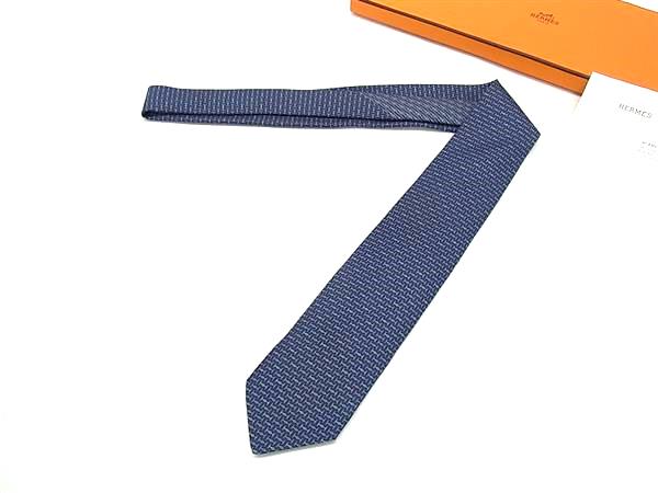 商品情報 ブランド名 HERMES エルメス 状態ランク SAランク(新品同様) ライン カラーネイビー系×マルチカラー 素材 シルク100% サイズ(cm) 全長:約150cm　剣幅 約8cm サイズ(inch) ポケット 付属品画像内にあるものが全てになります シリアル及び刻印 状態擦れ小 □□□　状態ランクについて　□□□ 【N】　新品 【S】　未使用品（展示品など） 【A】　傷汚れが少なく状態の良い商品 【B】　程よい使用感や多少の傷、汚れはあるが程度良好の商品 【C】　使用感の他、目立つ傷や汚れが見れる商品 【D】　かなり大きな痛みがある難あり商品 ※記載させていただきました状態説明・ランクは、あくまで弊社基準にて判断したものとなります。 その為、個人差による主観の差が生じる場合も御座いますので、あらかじめご了承頂いた上で、ご検討下さいませ。 pleasure（株式会社peace）が販売しています。 出品中の商品につきましては全て正規品(本物）でございます。 （古物許可証第305521507463東京都公安委員会）