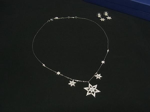 商品情報 ブランド名 SWAROVSKI スワロフスキー 状態ランク SAランク(新品同様) ライン カラーシルバー系 素材 サイズ(cm) ネックレス:全長 約47cm　トップ(大)W 約2cm　H 約2.5cmピアス:1cm　H 約2cm サイズ(inch) ポケット 付属品画像内にあるものが全てになります シリアル及び刻印 状態使用感小　擦れ小　汚れ小付属ケース擦れ等 □□□　状態ランクについて　□□□ 【N】　新品 【S】　未使用品（展示品など） 【A】　傷汚れが少なく状態の良い商品 【B】　程よい使用感や多少の傷、汚れはあるが程度良好の商品 【C】　使用感の他、目立つ傷や汚れが見れる商品 【D】　かなり大きな痛みがある難あり商品 ※記載させていただきました状態説明・ランクは、あくまで弊社基準にて判断したものとなります。 その為、個人差による主観の差が生じる場合も御座いますので、あらかじめご了承頂いた上で、ご検討下さいませ。 pleasure（株式会社peace）が販売しています。 出品中の商品につきましては全て正規品(本物）でございます。 （古物許可証第305521507463東京都公安委員会）