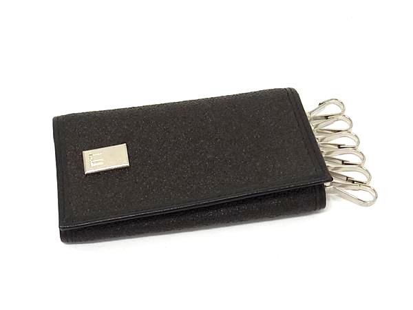商品情報 ブランド名 dunhill ダンヒル 状態ランク Aランク(美品) ライン カラーダークブラウン系 素材 PVC×レザー サイズ(cm) W 約6.2cm　H 約10.5cm　D 約1.7cm サイズ(inch) W 約2.44inch　H 約4.13inch　D 約0.67inch ポケット中 ポケット×1 付属品画像内にあるものが全てになります シリアル及び刻印 状態使用感小　擦れ小金具くすみ小 □□□　状態ランクについて　□□□ 【N】　新品 【S】　未使用品（展示品など） 【A】　傷汚れが少なく状態の良い商品 【B】　程よい使用感や多少の傷、汚れはあるが程度良好の商品 【C】　使用感の他、目立つ傷や汚れが見れる商品 【D】　かなり大きな痛みがある難あり商品 ※記載させていただきました状態説明・ランクは、あくまで弊社基準にて判断したものとなります。 その為、個人差による主観の差が生じる場合も御座いますので、あらかじめご了承頂いた上で、ご検討下さいませ。 pleasure（株式会社peace）が販売しています。 出品中の商品につきましては全て正規品(本物）でございます。 （古物許可証第305521507463東京都公安委員会）