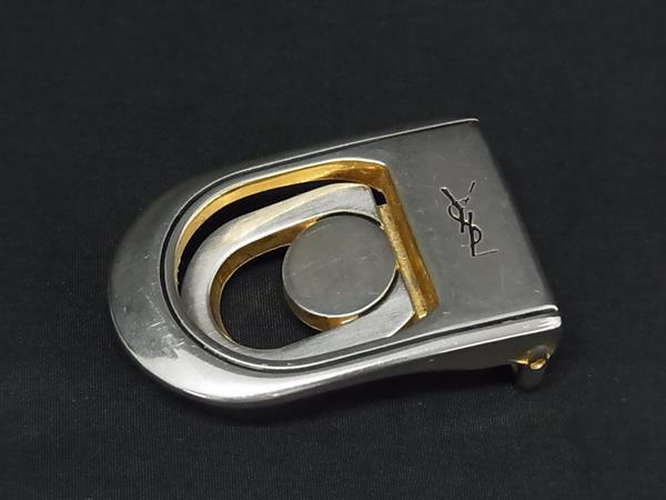 商品情報 ブランド名 YVESSAINTLAURENT イヴサンローラン 状態ランク Bランク ライン カラーシルバー系 素材 サイズ(cm) W 約5.9cm　H 約3.1cm　D 約1.5cm サイズ(inch) W 約2.32inch　H 約1.22inch　D 約0.59inch ポケット 付属品画像内にあるものが全てになります シリアル及び刻印 状態使用感　擦れ　汚れ小　小傷　くすみ □□□　状態ランクについて　□□□ 【N】　新品 【S】　未使用品（展示品など） 【A】　傷汚れが少なく状態の良い商品 【B】　程よい使用感や多少の傷、汚れはあるが程度良好の商品 【C】　使用感の他、目立つ傷や汚れが見れる商品 【D】　かなり大きな痛みがある難あり商品 ※記載させていただきました状態説明・ランクは、あくまで弊社基準にて判断したものとなります。 その為、個人差による主観の差が生じる場合も御座いますので、あらかじめご了承頂いた上で、ご検討下さいませ。 pleasure（株式会社peace）が販売しています。 出品中の商品につきましては全て正規品(本物）でございます。 （古物許可証第305521507463東京都公安委員会）