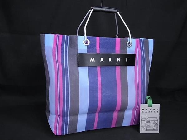 商品情報 ブランド名 MARNI マルニ 状態ランク SAランク(新品同様) ライン カラーブルー系×ピンク系 素材 メッシュ×レザー サイズ(cm) W 約45cm　H 約25.5cm　D 約12.5cm サイズ(inch) ポケット 付属品画像内にあるものが全てになります シリアル及び刻印 状態擦れ小　汚れ小レザー押し跡 □□□　状態ランクについて　□□□ 【N】　新品 【S】　未使用品（展示品など） 【A】　傷汚れが少なく状態の良い商品 【B】　程よい使用感や多少の傷、汚れはあるが程度良好の商品 【C】　使用感の他、目立つ傷や汚れが見れる商品 【D】　かなり大きな痛みがある難あり商品 ※記載させていただきました状態説明・ランクは、あくまで弊社基準にて判断したものとなります。 その為、個人差による主観の差が生じる場合も御座いますので、あらかじめご了承頂いた上で、ご検討下さいませ。 pleasure（株式会社peace）が販売しています。 出品中の商品につきましては全て正規品(本物）でございます。 （古物許可証第305521507463東京都公安委員会）