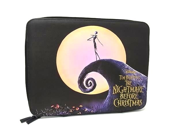 商品情報 ブランド名 Disney ディズニー 状態ランク ABランク(美品) ライン カラーブラック系 素材 レザー サイズ(cm) W 約34cm　H 約25.5cm　D 約2cm サイズ(inch) W 約13.39inch　H 約10.04inch　D 約0.79inch ポケット 付属品画像内にあるものが全てになります シリアル及び刻印 状態使用感小　擦れ小　汚れ小 □□□　状態ランクについて　□□□ 【N】　新品 【S】　未使用品（展示品など） 【A】　傷汚れが少なく状態の良い商品 【B】　程よい使用感や多少の傷、汚れはあるが程度良好の商品 【C】　使用感の他、目立つ傷や汚れが見れる商品 【D】　かなり大きな痛みがある難あり商品 ※記載させていただきました状態説明・ランクは、あくまで弊社基準にて判断したものとなります。 その為、個人差による主観の差が生じる場合も御座いますので、あらかじめご了承頂いた上で、ご検討下さいませ。 pleasure（株式会社peace）が販売しています。 出品中の商品につきましては全て正規品(本物）でございます。 （古物許可証第305521507463東京都公安委員会）