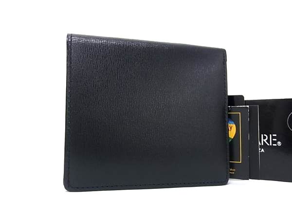 商品情報 ブランド名 PRARE プレリー 状態ランク Aランク(極美品) ライン カラーブラック系 素材 レザー サイズ(cm) W 約10cm　H 約9cm　D 約1cm サイズ(inch) W 約3.94inch　H 約3.54inch　D 約0.39inch ポケット札入れ×1　カード入れ×10 付属品画像内にあるものが全てになります シリアル及び刻印 状態擦れ小　汚れ小 □□□　状態ランクについて　□□□ 【N】　新品 【S】　未使用品（展示品など） 【A】　傷汚れが少なく状態の良い商品 【B】　程よい使用感や多少の傷、汚れはあるが程度良好の商品 【C】　使用感の他、目立つ傷や汚れが見れる商品 【D】　かなり大きな痛みがある難あり商品 ※記載させていただきました状態説明・ランクは、あくまで弊社基準にて判断したものとなります。 その為、個人差による主観の差が生じる場合も御座いますので、あらかじめご了承頂いた上で、ご検討下さいませ。 pleasure（株式会社peace）が販売しています。 出品中の商品につきましては全て正規品(本物）でございます。 （古物許可証第305521507463東京都公安委員会）
