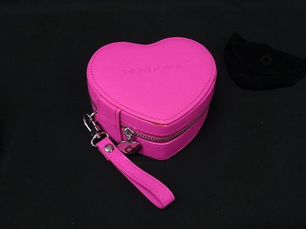 商品情報 ブランド名 PANDORA パンドラ 状態ランク ABランク(美品) ライン カラーピンク系 素材 レザー サイズ(cm) W 約11cm　H 約4.5cm　D 約10cm サイズ(inch) W 約4.33inch　H 約1.77inch　D 約3.94inch ポケット 付属品画像内にあるものが全てになります シリアル及び刻印 状態使用感　擦れ小　汚れ小糊シミ汚れ □□□　状態ランクについて　□□□ 【N】　新品 【S】　未使用品（展示品など） 【A】　傷汚れが少なく状態の良い商品 【B】　程よい使用感や多少の傷、汚れはあるが程度良好の商品 【C】　使用感の他、目立つ傷や汚れが見れる商品 【D】　かなり大きな痛みがある難あり商品 ※記載させていただきました状態説明・ランクは、あくまで弊社基準にて判断したものとなります。 その為、個人差による主観の差が生じる場合も御座いますので、あらかじめご了承頂いた上で、ご検討下さいませ。 pleasure（株式会社peace）が販売しています。 出品中の商品につきましては全て正規品(本物）でございます。 （古物許可証第305521507463東京都公安委員会）