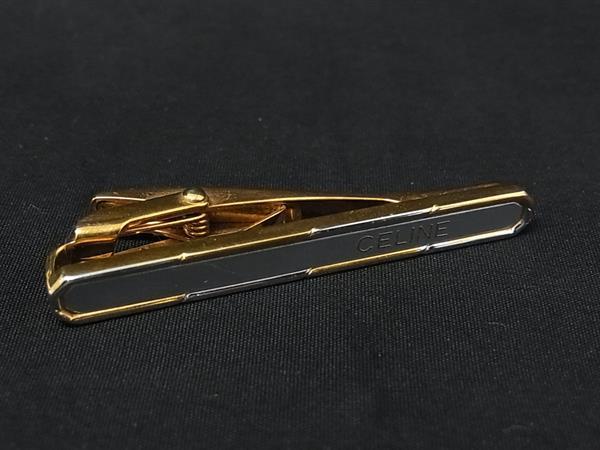 商品情報 ブランド名 CELINE セリーヌ 状態ランク Bランク ライン カラーゴールド系×シルバー系 素材 サイズ(cm) 全長 約4.9cm　幅 約0.7cm サイズ(inch) ポケット 付属品画像内にあるものが全てになります シリアル及び刻印 状態使用感　擦れ小　汚れ小　小傷刻印有り　くすみ小 □□□　状態ランクについて　□□□ 【N】　新品 【S】　未使用品（展示品など） 【A】　傷汚れが少なく状態の良い商品 【B】　程よい使用感や多少の傷、汚れはあるが程度良好の商品 【C】　使用感の他、目立つ傷や汚れが見れる商品 【D】　かなり大きな痛みがある難あり商品 ※記載させていただきました状態説明・ランクは、あくまで弊社基準にて判断したものとなります。 その為、個人差による主観の差が生じる場合も御座いますので、あらかじめご了承頂いた上で、ご検討下さいませ。 pleasure（株式会社peace）が販売しています。 出品中の商品につきましては全て正規品(本物）でございます。 （古物許可証第305521507463東京都公安委員会）