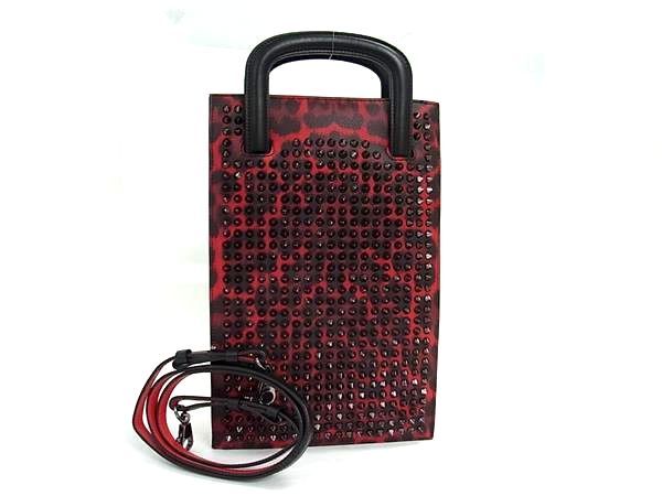 商品情報 ブランド名 Christian Louboutin クリスチャンルブタン 状態ランク SAランク(新品同様) ライン カラーレッド系×ブラック系 素材 レザー サイズ(cm) W 約20cm　H 約31.5cm　D 約2.5cm サイズ(inch) W 約7.87inch　H 約12.40inch　D 約0.98inch ポケット外 ファスナーポケット×1　中 ポケット×2 付属品画像内にあるものが全てになります シリアル及び刻印 状態擦れ小 □□□　状態ランクについて　□□□ 【N】　新品 【S】　未使用品（展示品など） 【A】　傷汚れが少なく状態の良い商品 【B】　程よい使用感や多少の傷、汚れはあるが程度良好の商品 【C】　使用感の他、目立つ傷や汚れが見れる商品 【D】　かなり大きな痛みがある難あり商品 ※記載させていただきました状態説明・ランクは、あくまで弊社基準にて判断したものとなります。 その為、個人差による主観の差が生じる場合も御座いますので、あらかじめご了承頂いた上で、ご検討下さいませ。 pleasure（株式会社peace）が販売しています。 出品中の商品につきましては全て正規品(本物）でございます。 （古物許可証第305521507463東京都公安委員会）