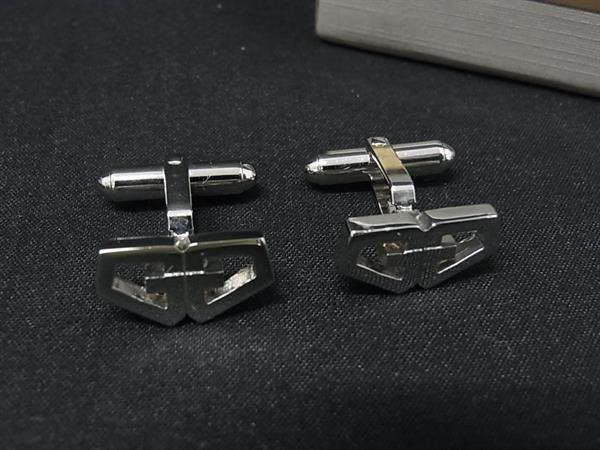 商品情報 ブランド名 GIVENCHY ジバンシィ 状態ランク ABランク(美品) ライン カラーシルバー系 素材 サイズ(cm) W 約1.8cm　H 約0.9cm サイズ(inch) W 約0.71inch　H 約0.35inch ポケット 付属品画像内にあるものが全てになります シリアル及び刻印 状態使用感小　擦れ小　小傷　くすみ □□□　状態ランクについて　□□□ 【N】　新品 【S】　未使用品（展示品など） 【A】　傷汚れが少なく状態の良い商品 【B】　程よい使用感や多少の傷、汚れはあるが程度良好の商品 【C】　使用感の他、目立つ傷や汚れが見れる商品 【D】　かなり大きな痛みがある難あり商品 ※記載させていただきました状態説明・ランクは、あくまで弊社基準にて判断したものとなります。 その為、個人差による主観の差が生じる場合も御座いますので、あらかじめご了承頂いた上で、ご検討下さいませ。 pleasure（株式会社peace）が販売しています。 出品中の商品につきましては全て正規品(本物）でございます。 （古物許可証第305521507463東京都公安委員会）