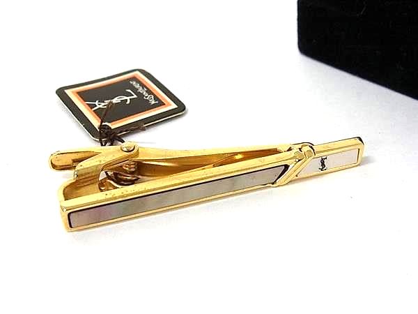 商品情報 ブランド名 YVESSAINTLAURENT イヴサンローラン 状態ランク ABランク(美品) ライン カラーゴールド系×シルバー系 素材 サイズ(cm) 全長:約5.3cm サイズ(inch) 全長:約2.09inch ポケット 付属品画像内にあるものが全てになります シリアル及び刻印 状態使用感小　擦れ小　小傷くすみ小 □□□　状態ランクについて　□□□ 【N】　新品 【S】　未使用品（展示品など） 【A】　傷汚れが少なく状態の良い商品 【B】　程よい使用感や多少の傷、汚れはあるが程度良好の商品 【C】　使用感の他、目立つ傷や汚れが見れる商品 【D】　かなり大きな痛みがある難あり商品 ※記載させていただきました状態説明・ランクは、あくまで弊社基準にて判断したものとなります。 その為、個人差による主観の差が生じる場合も御座いますので、あらかじめご了承頂いた上で、ご検討下さいませ。 pleasure（株式会社peace）が販売しています。 出品中の商品につきましては全て正規品(本物）でございます。 （古物許可証第305521507463東京都公安委員会）