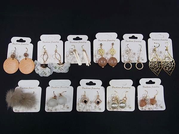 乐天商城 - ■新品■未使用■ パール ファー フラワー ラインストーン 等 ピアス アクセサリー 11点セット まとめ売り ゴールド系 DD9631