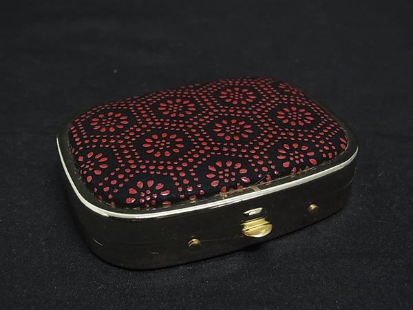 乐天商城 - ■美品■ INDEN-YA 印傳屋 インデンヤ 鹿革 漆塗り 亀甲柄 アクセサリーケース コンパクトミラー ブラック系×レッド系 DK5304